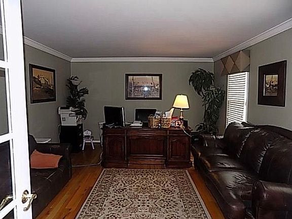 3rd image of 10 Sheffield Ln