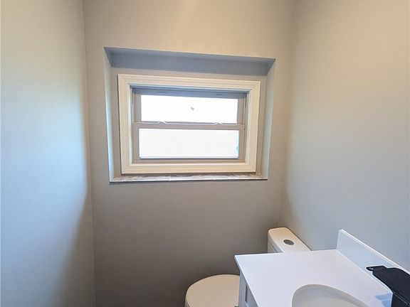 5th image of 351 Essex Rd
