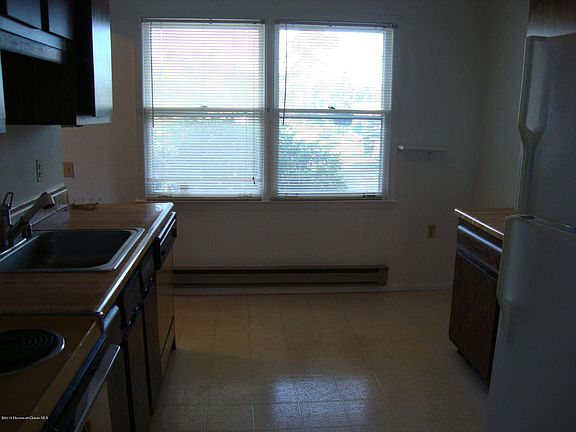 4th image of 16 Longwood Dr #72