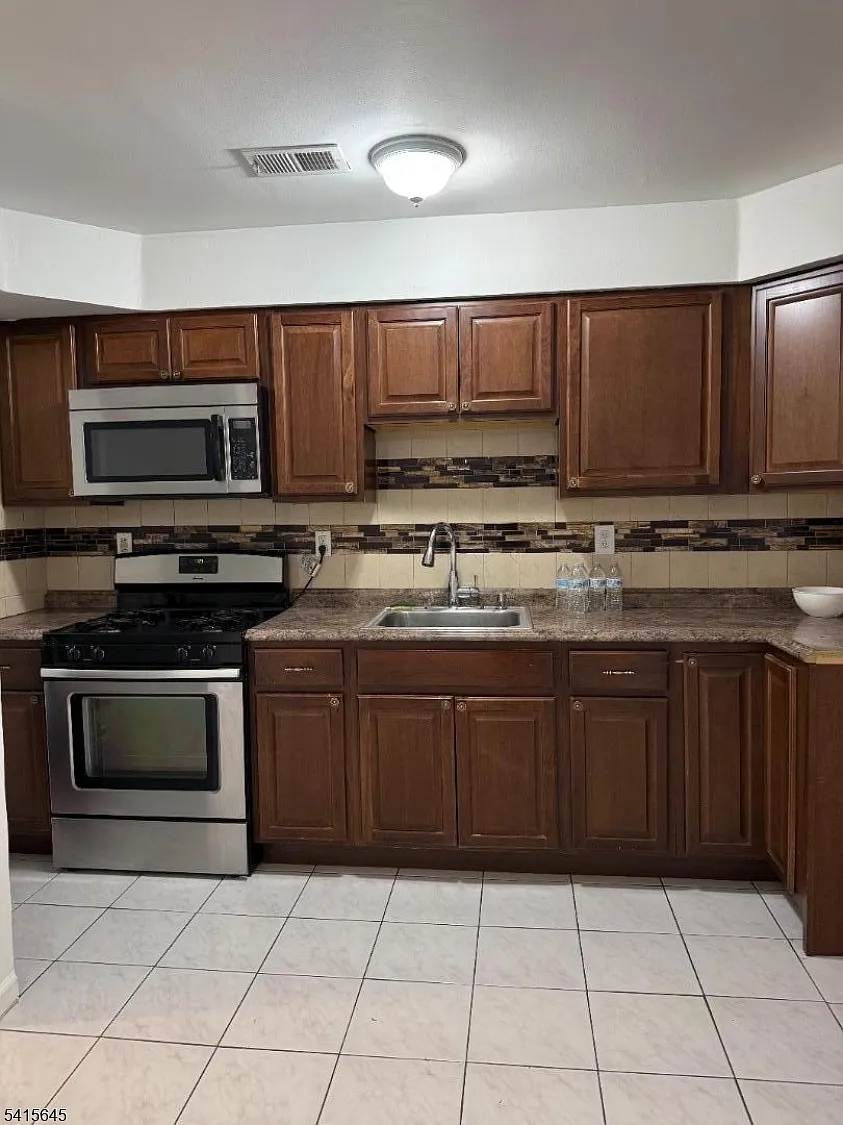 2 bed, 1.0 bath, $2,000 — Photo 2