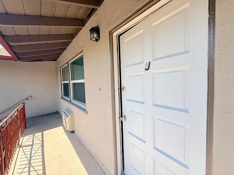 331 E Live Oak St #J — Photo 3