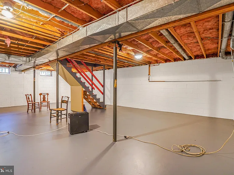 629 Lancaster St — Photo 36