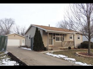 3717 Greenbrier Dr, Bettendorf, IA 52722