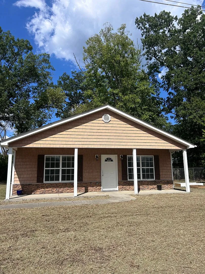 Four Bedroom Home in Chattanooga TN — Photo 1
