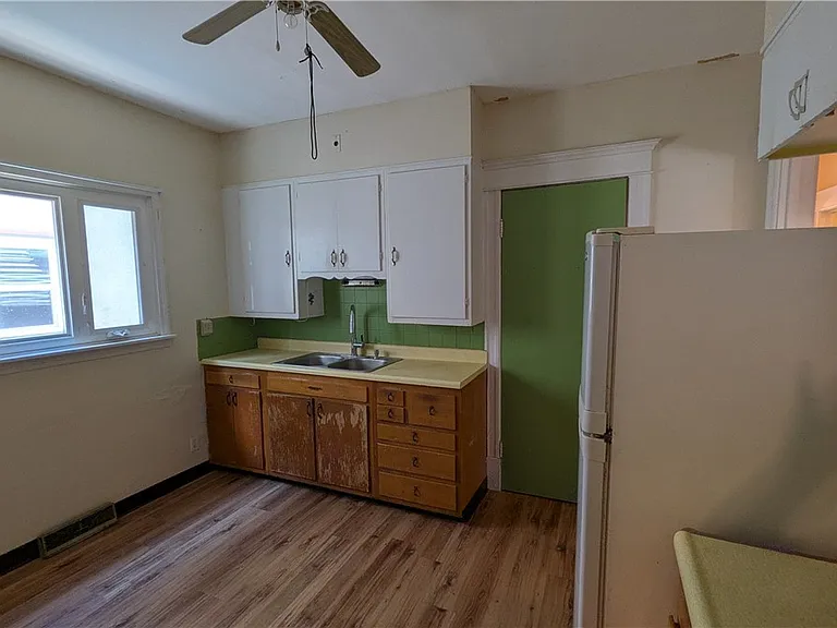 37 Manchester Pl #LOWER — Photo 8