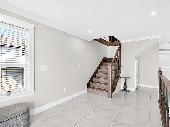 5th image of 351 Pembina St