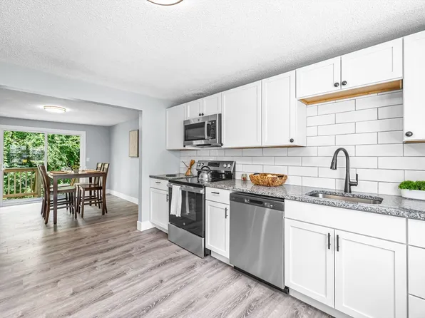 57 Warebrook Vlg, Ware, MA 01082