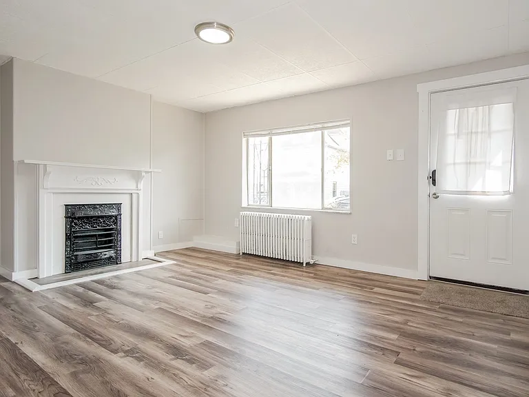 764730_017_living_room_13189188.jpg