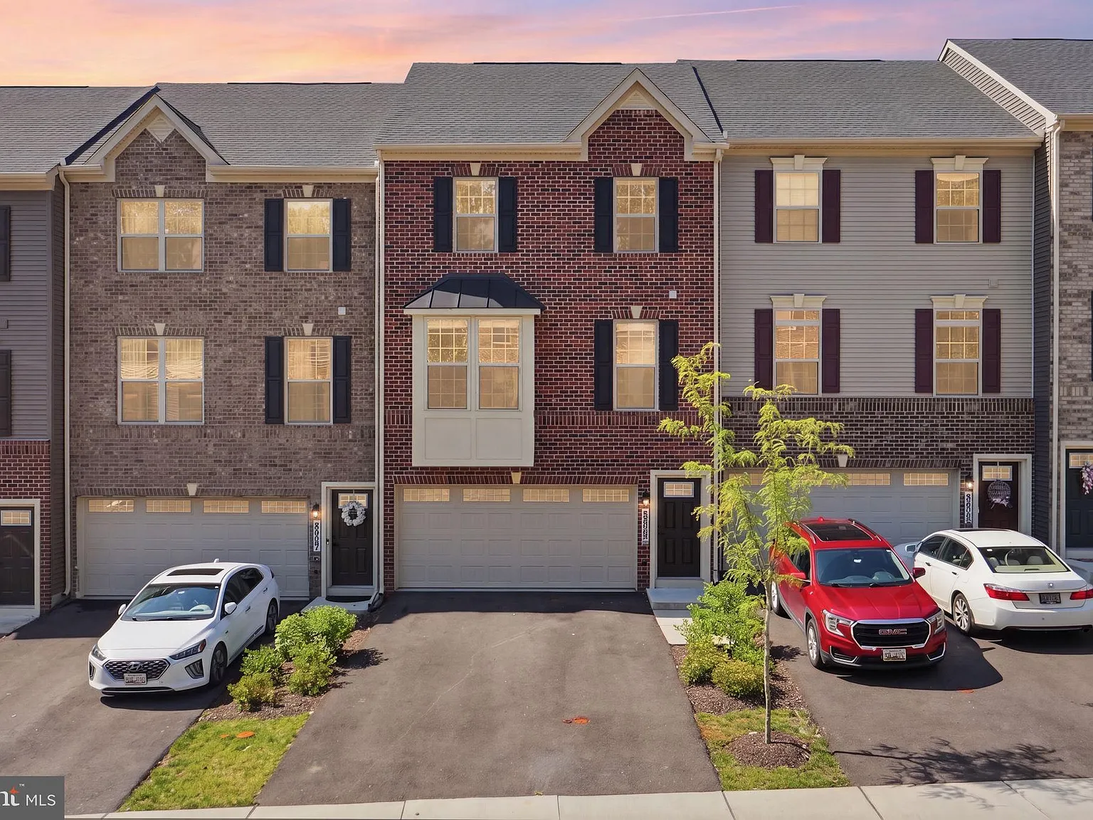 3 bed, 2.5 bath, 2202 sqft, $3,200 — Photo 1