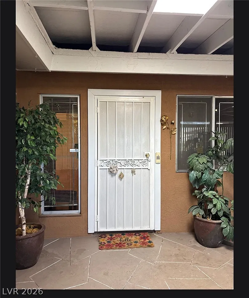 4 bed, 2.0 bath, 2042 sqft, $1,995 — Photo 2