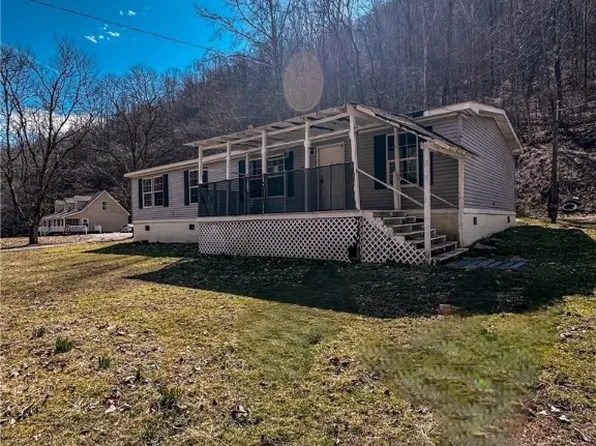 1461 Missouri Fork Rd, Hewett, WV 25108