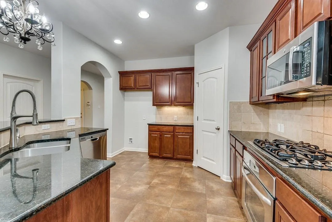 5 bed, 4.0 bath, 3489 sqft, $2,950 — Photo 4