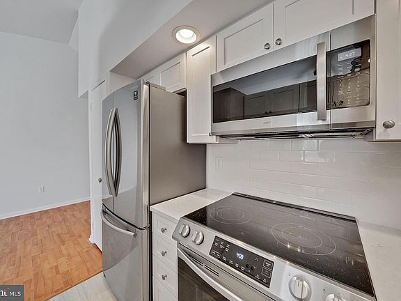 5th image of 2911H S Woodley St #8