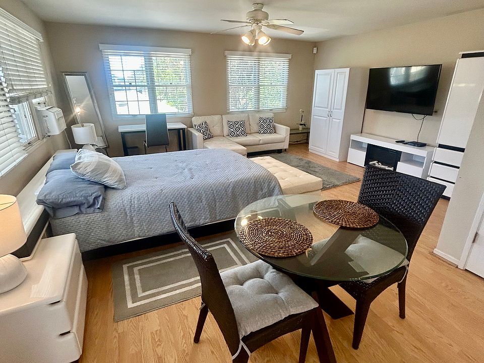 Bright and open spacious studio, air conditioner, ceiling fan and electric fireplace. Queen bed, smart TV, desk and chair
