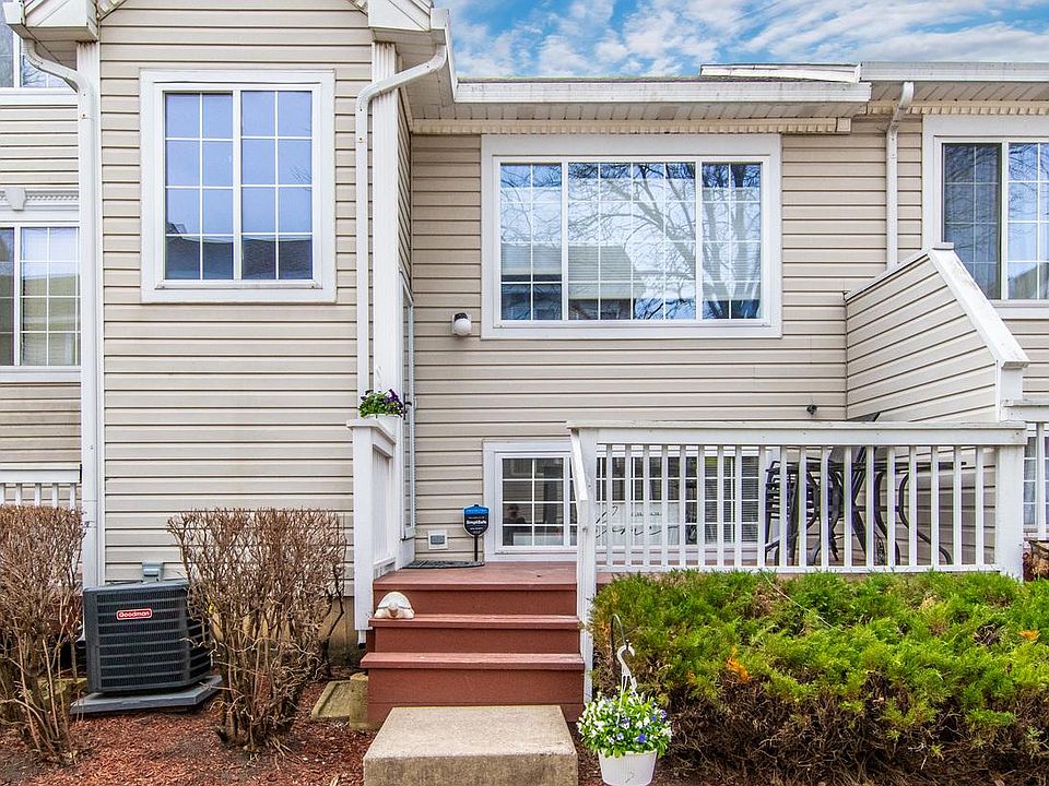 1st image of 313 Emerald Ct #313