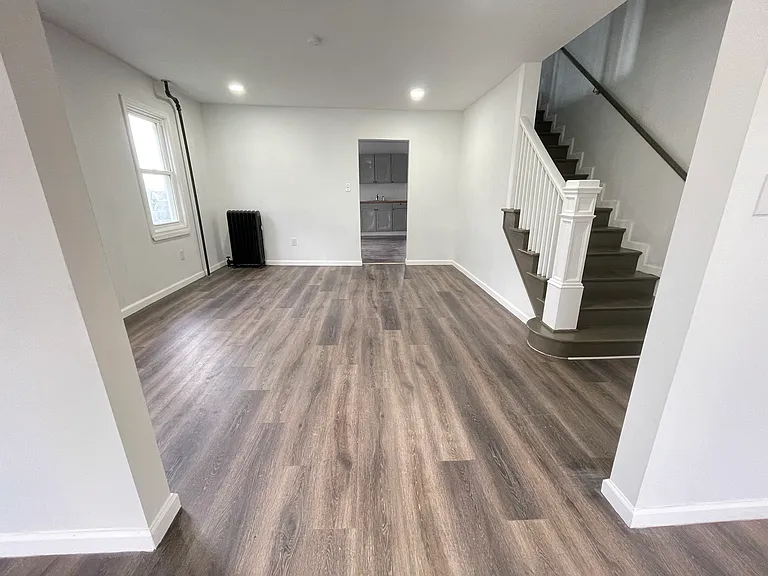 503 E State St — Photo 3