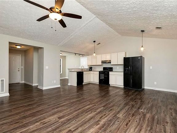 4th image of 320 Knollwood Ln