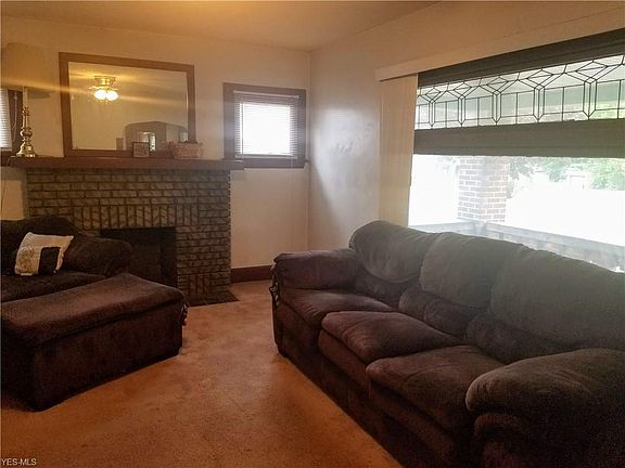 4th image of 8710 Rosewood Ave