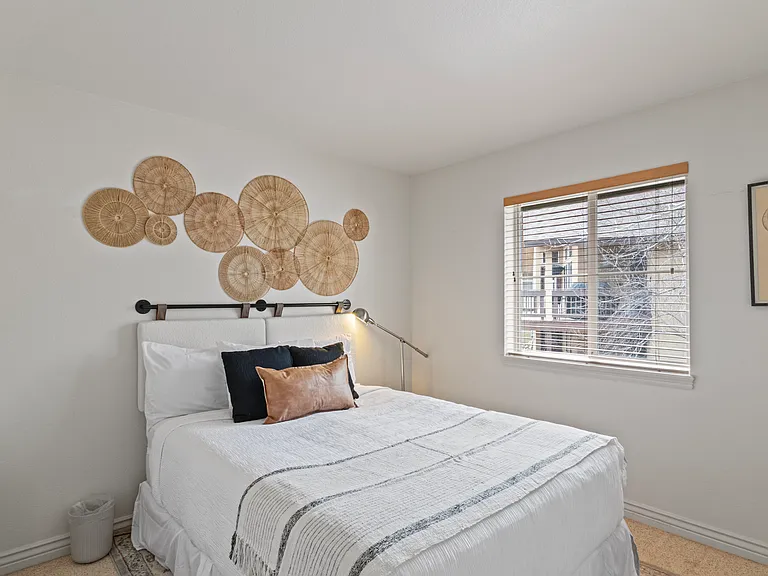 Bedroom 3 / Queen Bed
