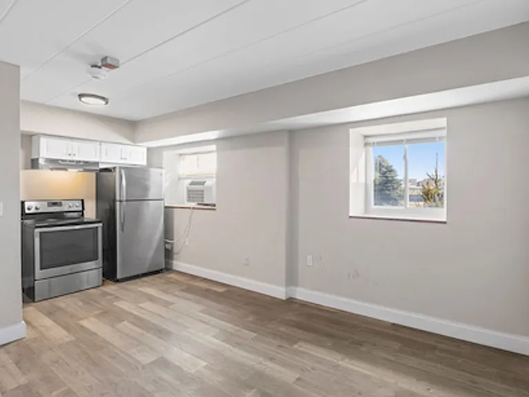 617 W Riverview Ave — Photo 2