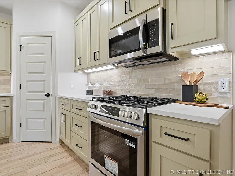 1414 E University Ave — Photo 8
