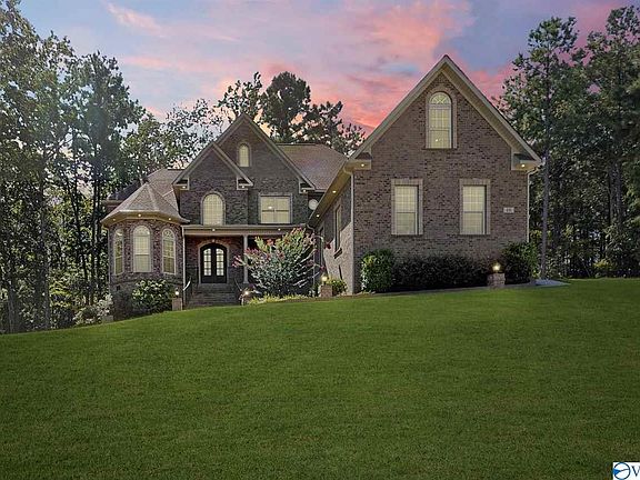 2nd image of 10 Sylvias Way SE