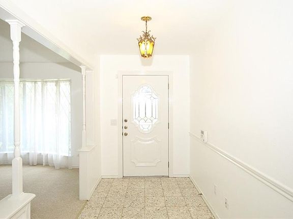 4th image of 2408 Grandview Dr