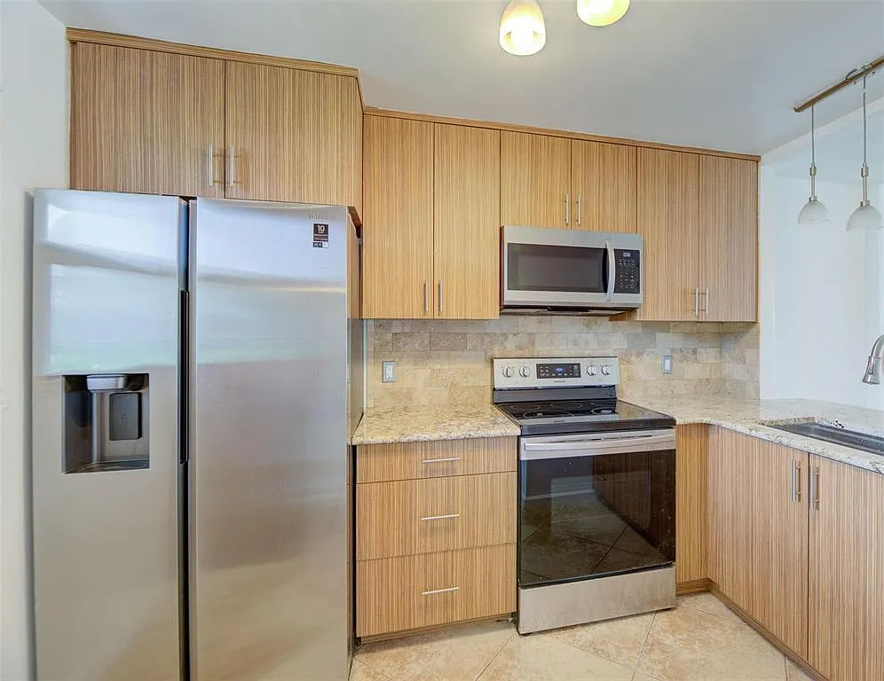 2 bed, 2.0 bath, 975 sqft, $2,000 — Photo 2
