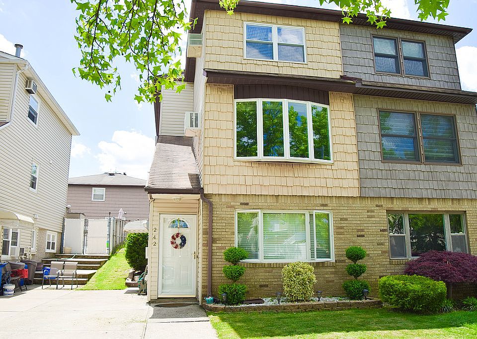 1st image of 242 Sandalwood Dr