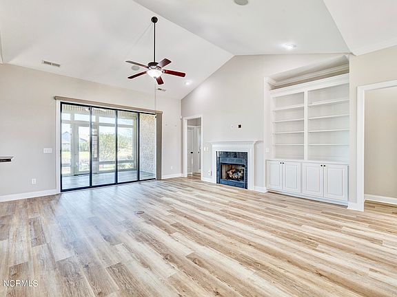 4th image of 1014 Wind Lake Way