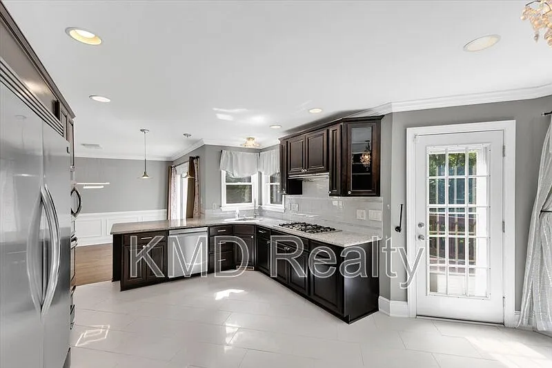 4 bed, 2.5 bath, $3,200 — Photo 3