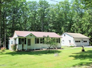 122 E Blueberry Ln, Greentown, PA 18426