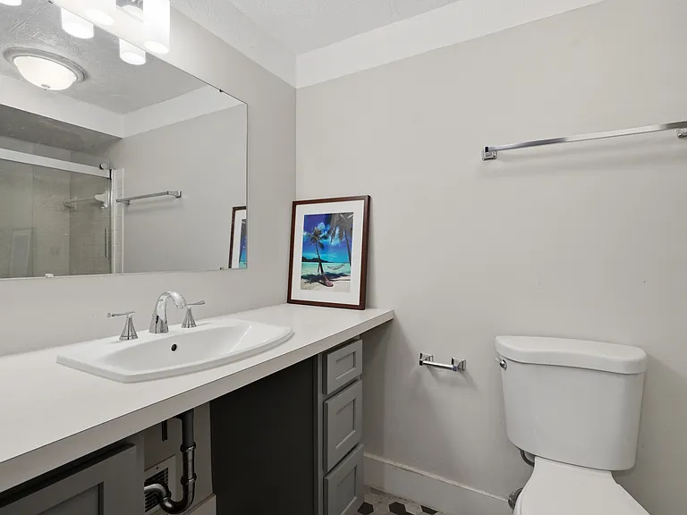 862 N Main St — Photo 13