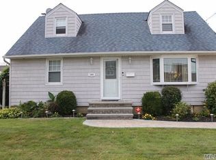 165 E Zoranne Dr, Farmingdale, NY 11735