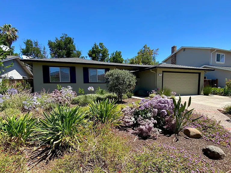 1031 Mount Carmel Dr — Photo 1