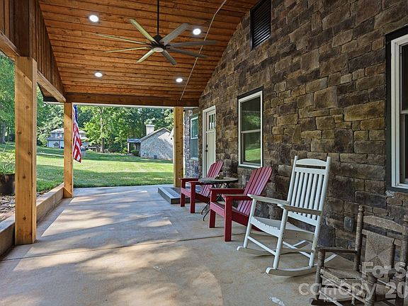 5th image of 1367 Roundstone Rd