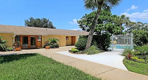 Tarponwood Lake Apartments — Photo 4