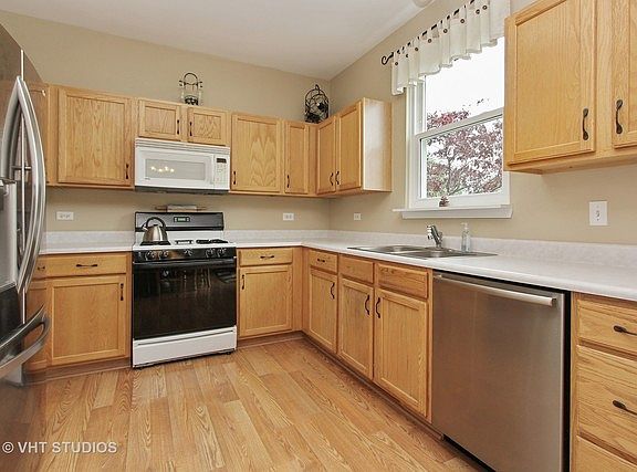 3rd image of 128 E Old Mill Trl