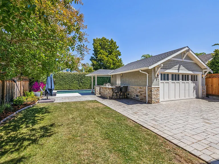 1517 Howard Ave — Photo 4