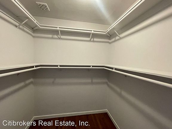4th image of 2325 Washington St APT 204