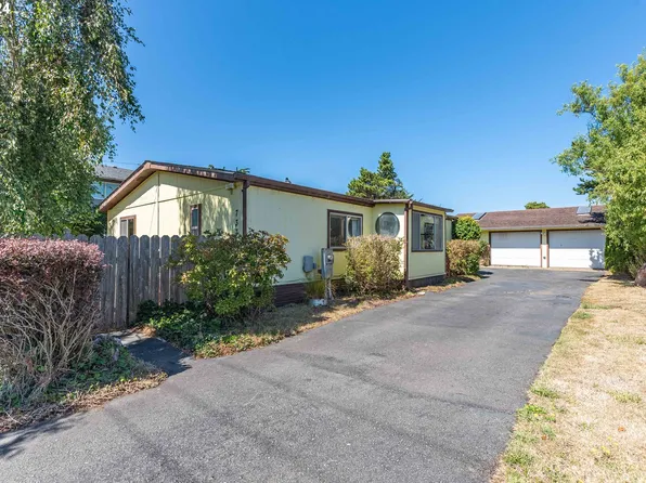 737 11th St SE, Bandon, OR 97411
