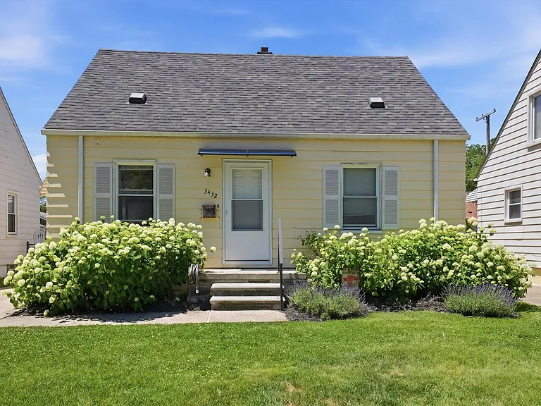 3432 Woodside St — Photo 2