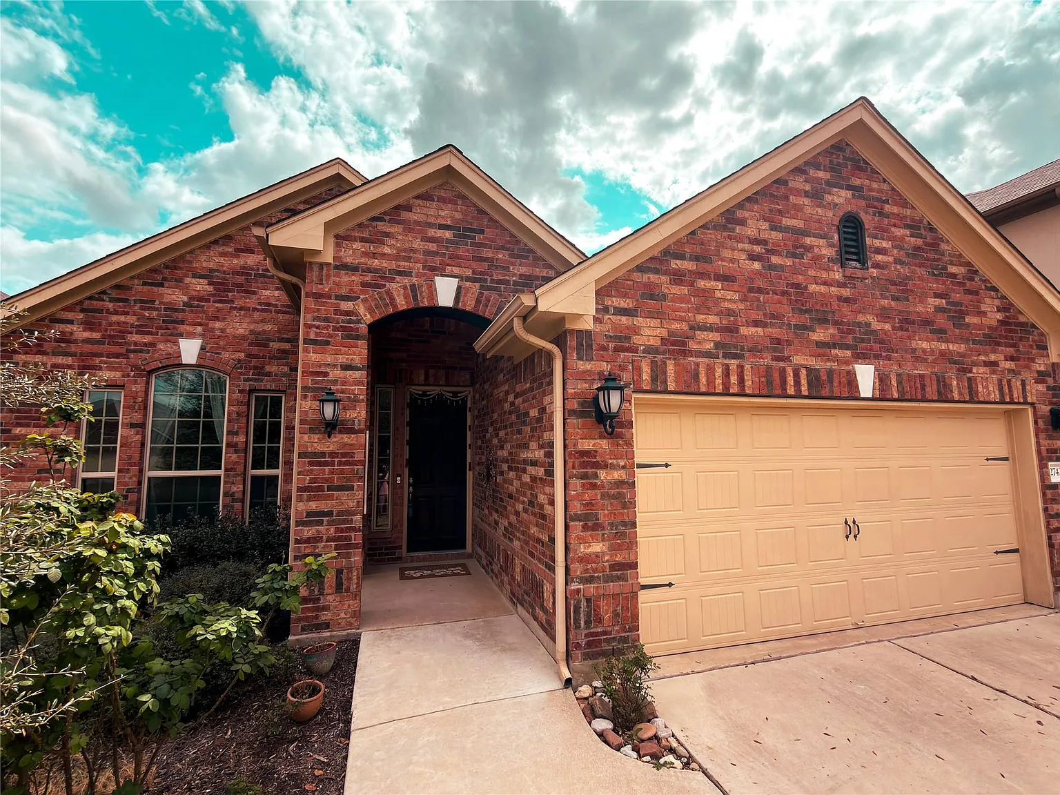 4 bed, 2.0 bath, 2082 sqft, $2,395 — Photo 1