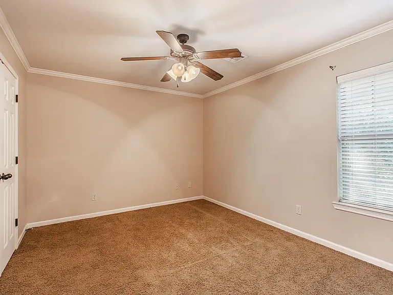 120 Deraney Ln — Photo 5