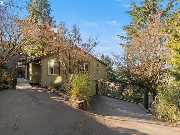 3rd image of 2831 NE Rocky Butte Rd