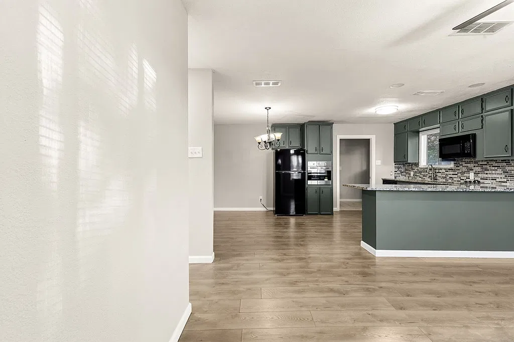 4 bed, 2.0 bath, 1908 sqft, $2,395 — Photo 3