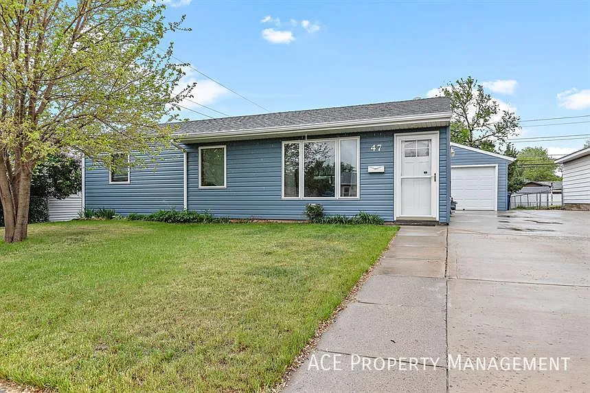 3 bed, 912 sqft, $1,735 — Photo 1