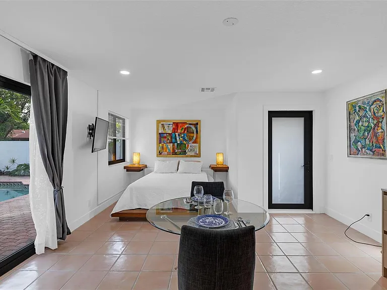 307 N Highland Dr — Photo 15