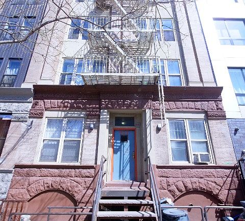 2nd image of 647 Franklin Ave APT 1RR