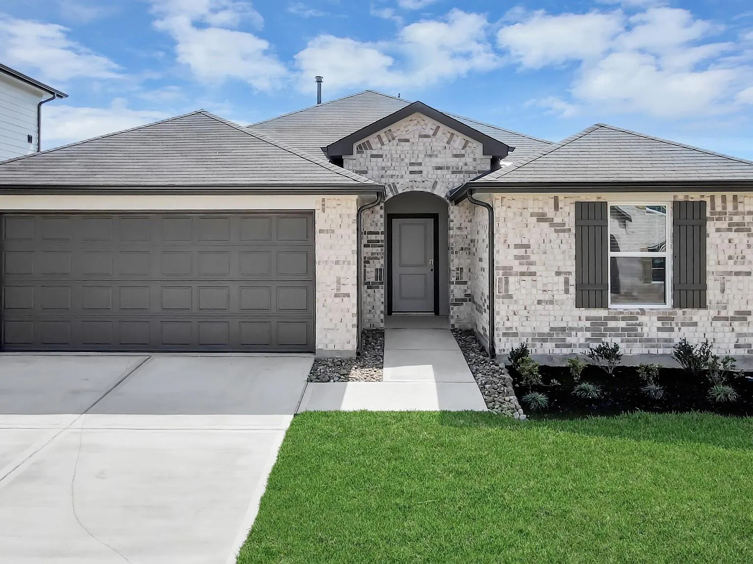 4 bed, 2.0 bath, 1750 sqft, $2,200 — Photo 1